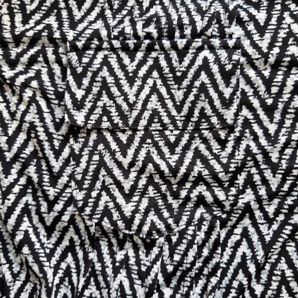 Cocomo Woman Black White Zigzag Two Pocket Tunic Top 3X Henley Buttons - Picture 2 of 5